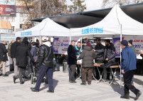 Elazığ Belediyesi’nden Soğuk Kış Günlerinde Vatandaşların İçini Isıtan Sıcak İkramlar