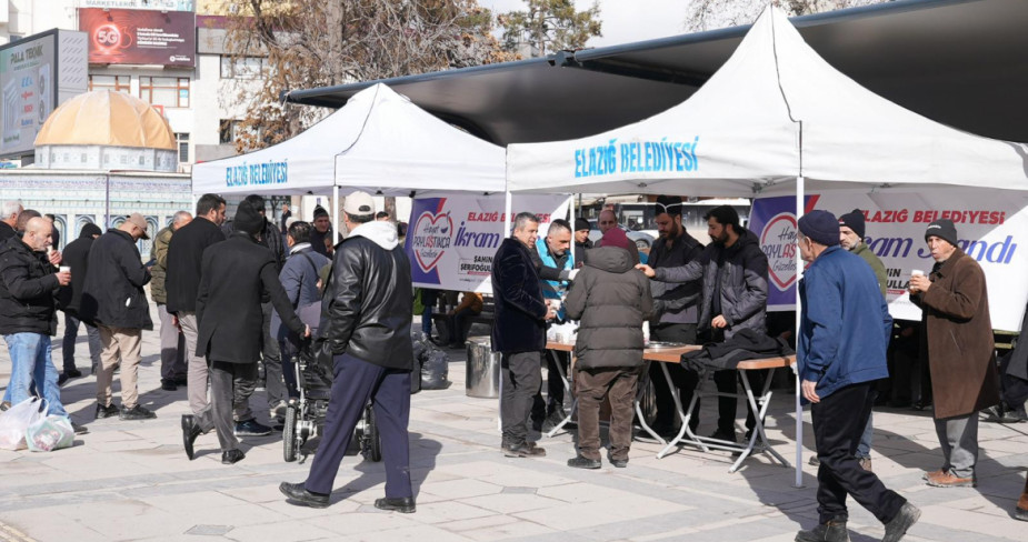 Elazığ Belediyesi’nden Soğuk Kış Günlerinde Vatandaşların İçini Isıtan Sıcak İkramlar