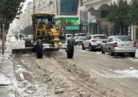 Elazığ Belediyesi, Vali Fahri Bey Caddesi'nde Kar Küreme ve Temizlik Çalışması Yaptı