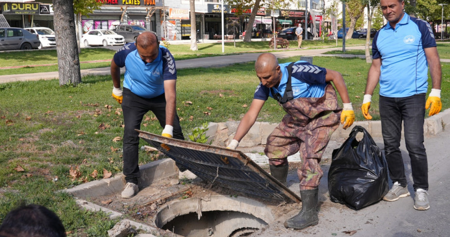 Elazığ Belediyesi Yağmur Suyu Izgaralarında Temizlik Çalışması Başlattı