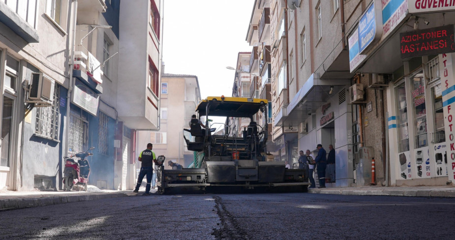 Elazığ Belediyesi, Yeni Mahalle'de Asfaltlama Çalışmalarını Sürdürüyor