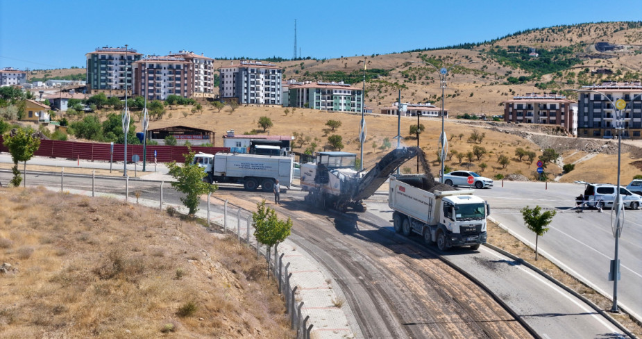 Elazığ Belediyesi, Yol Yenileme ve İyileştirme Çalışmalarını Sürdürüyor