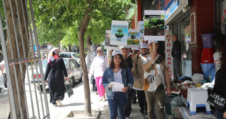 ENGELSİZ YAŞAM MERKEZİ’NDEKİ ÖZEL BİREYLERDEN VATANDAŞLARA ANLAMLI ÇAĞRI