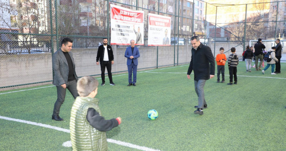 MAHALLELERDEKİ SPOR YATIRIMLARINI SÜRDÜREN BAŞKAN ŞERİFOĞULLARI, ÇOCUKLARIN NEŞESİNE ORTAK OLDU