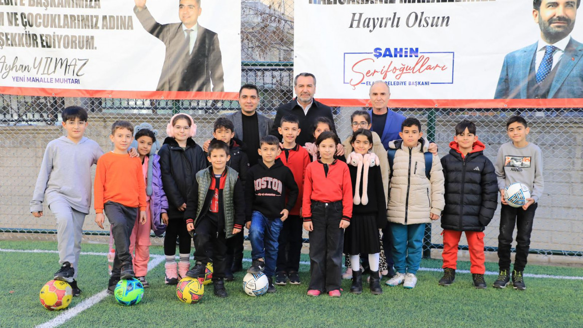 MAHALLELERDEKİ SPOR YATIRIMLARINI SÜRDÜREN BAŞKAN ŞERİFOĞULLARI, ÇOCUKLARIN NEŞESİNE ORTAK OLDU