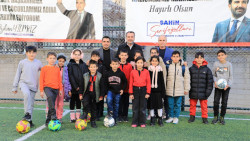 MAHALLELERDEKİ SPOR YATIRIMLARINI SÜRDÜREN BAŞKAN ŞERİFOĞULLARI, ÇOCUKLARIN NEŞESİNE ORTAK OLDU