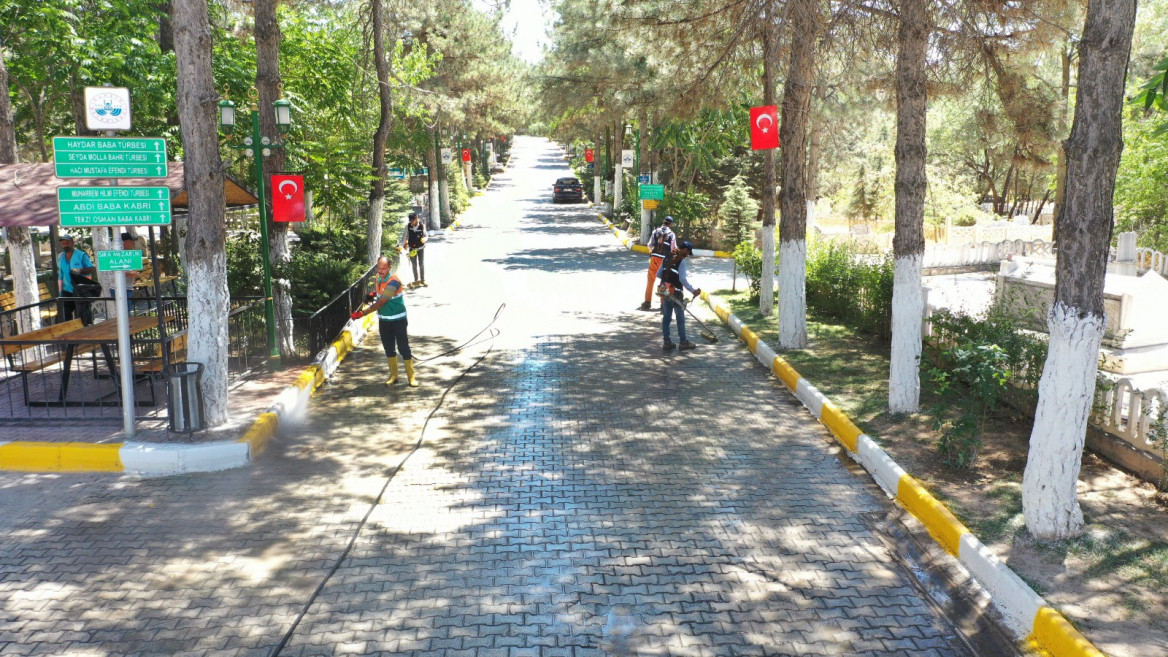 Mezarlık Alanları Bayrama Hazırlandı