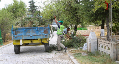 MEZARLIKLAR, BAYRAM ZİYARETLERİNE HAZIR HALE GETİRİLDİ
