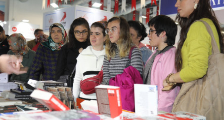 Özel Gereksinimli Bireyler, Elazığ Belediyesi Kitap Fuarı'nı Ziyaret Ettiler