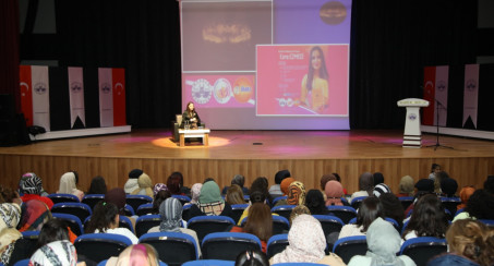 Psikolog - Yazar Esra Ezmeci'ye Elazığlılardan Yoğun İlgi