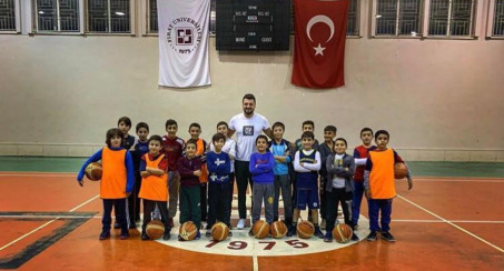 TBF BAŞKANI HİDAYET TÜRKOĞLU, ELAZIĞ BELEDİYESİ BASKETBOL KULÜBÜ SPORCULARINI TEBRİK ETTİ