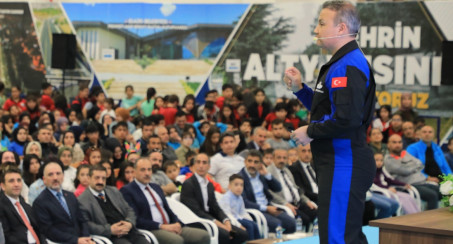 Türkiye'nin İlk Astronotu Alper Gezeravcı, Elazığ'da Öğrencilerle Buluştu