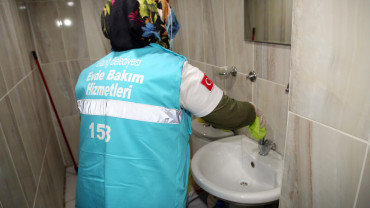 YAŞLI VE BAKIMA MUHTAÇ KİŞİLERE EV TEMİZLİĞİ HİZMETİ