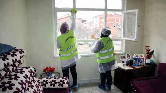 YAŞLI VE BAKIMA MUHTAÇ KİŞİLERE EV TEMİZLİĞİ HİZMETİ