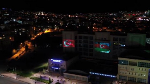 Elazığ Belediyesi Türk Azerbeycan Bayrağı